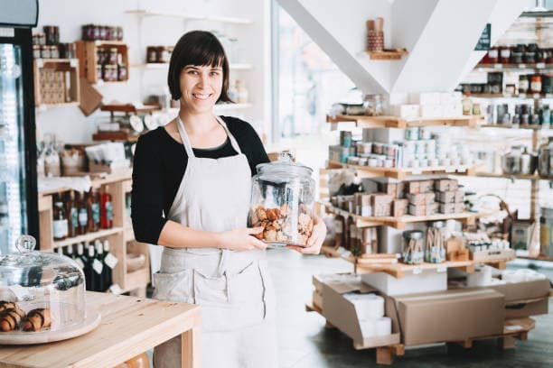 Intérieur d'une boutique avec une commerçante